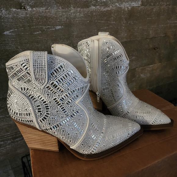 Very G Shoes - Very G Women's White Ankle Boots
